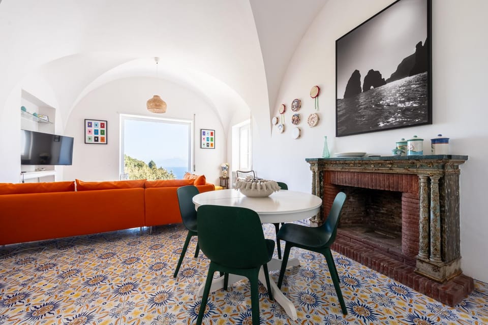 Living room, Seating area, Dining area, Lunch