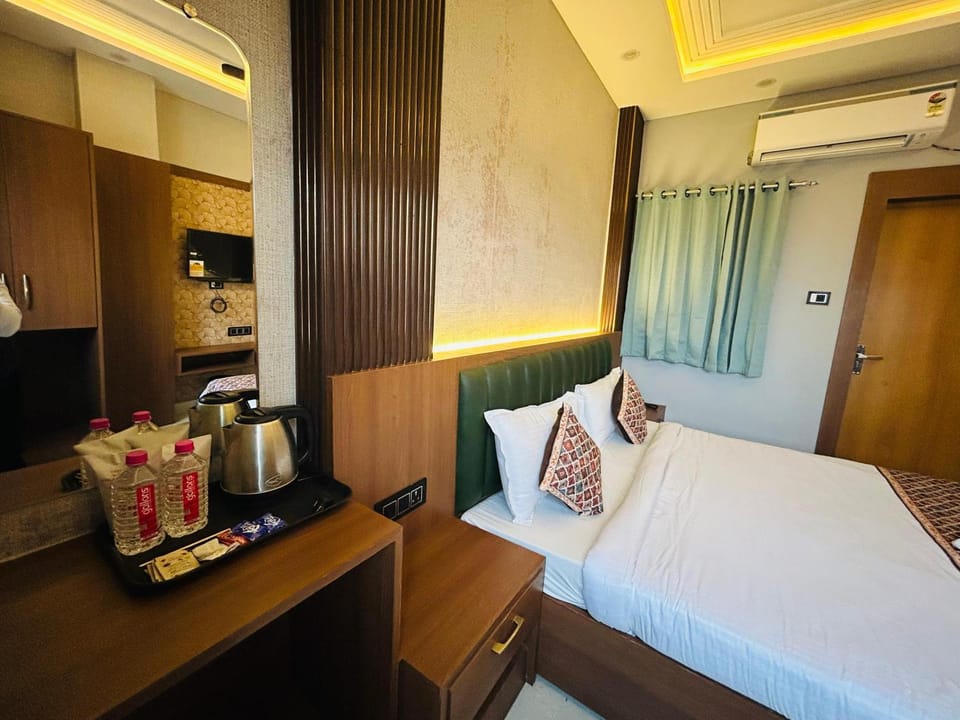 Bed, TV and multimedia, Coffee/tea facilities, Living room, Photo of the whole room, Seating area, Bedroom, towels, wardrobe, air conditioner