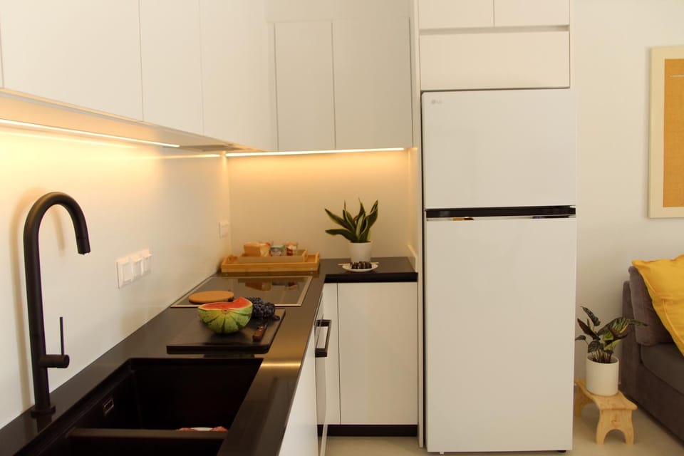 Kitchen or kitchenette, minibar, oven, stove