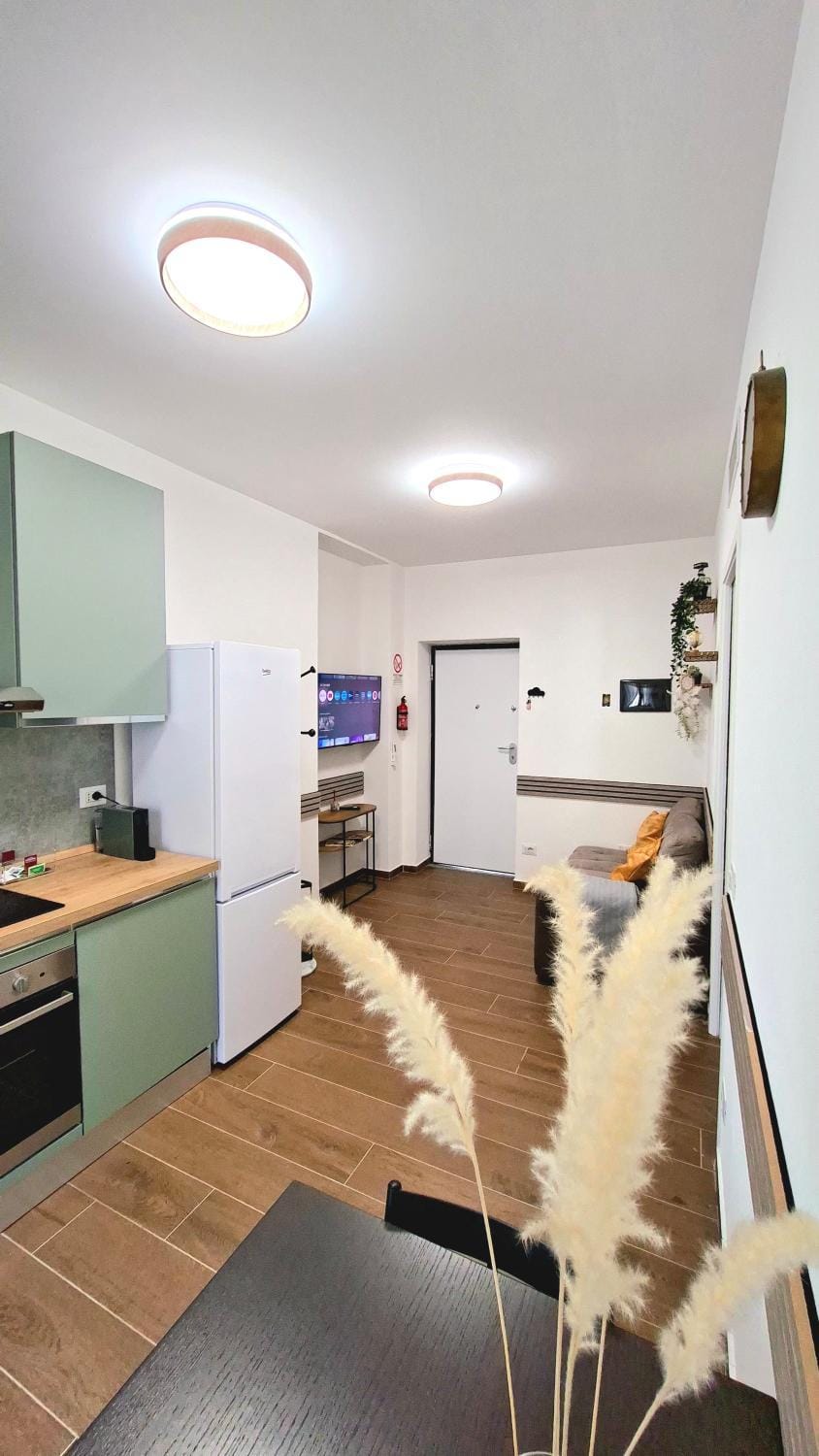 Kitchen or kitchenette, Dining area, minibar, oven