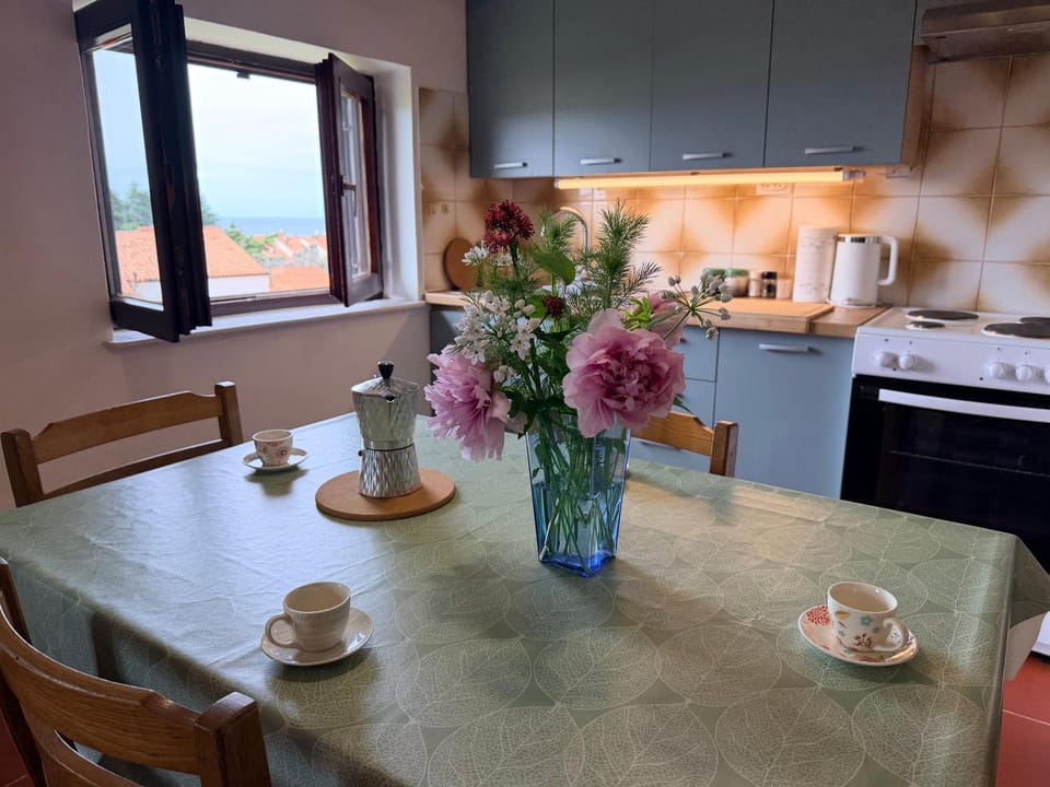 Coffee/tea facilities, Dining area