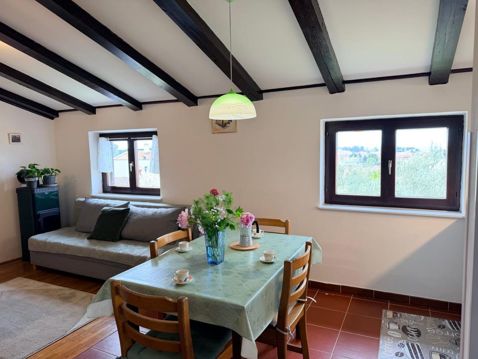 Seating area, Dining area