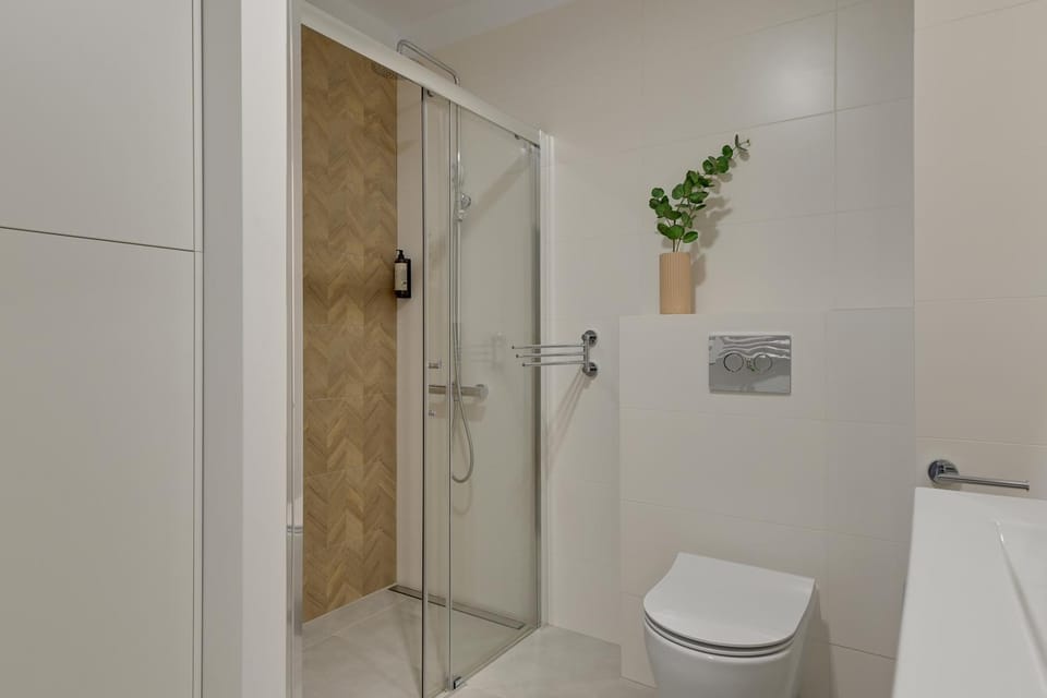 Shower, towels