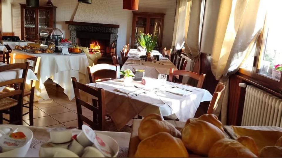 Restaurant/places to eat, Spring, Summer, View (from property/room), Living room, Food and drinks, Banquet/Function facilities, Food, Dinner