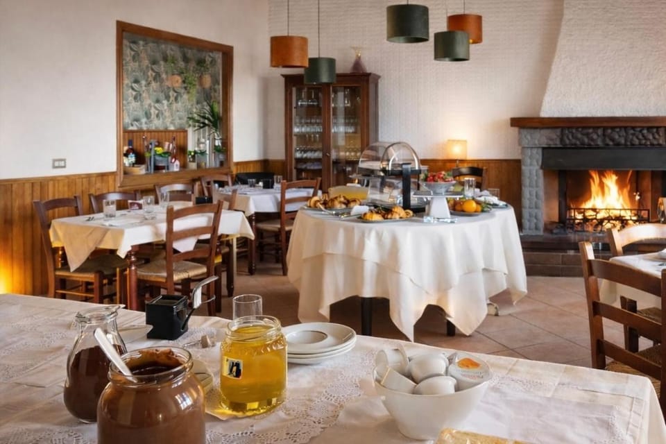 Restaurant/places to eat, Restaurant/places to eat, Coffee/tea facilities, Living room, Food and drinks, Food, Breakfast, Continental breakfast, Lunch, Dinner, Drinks