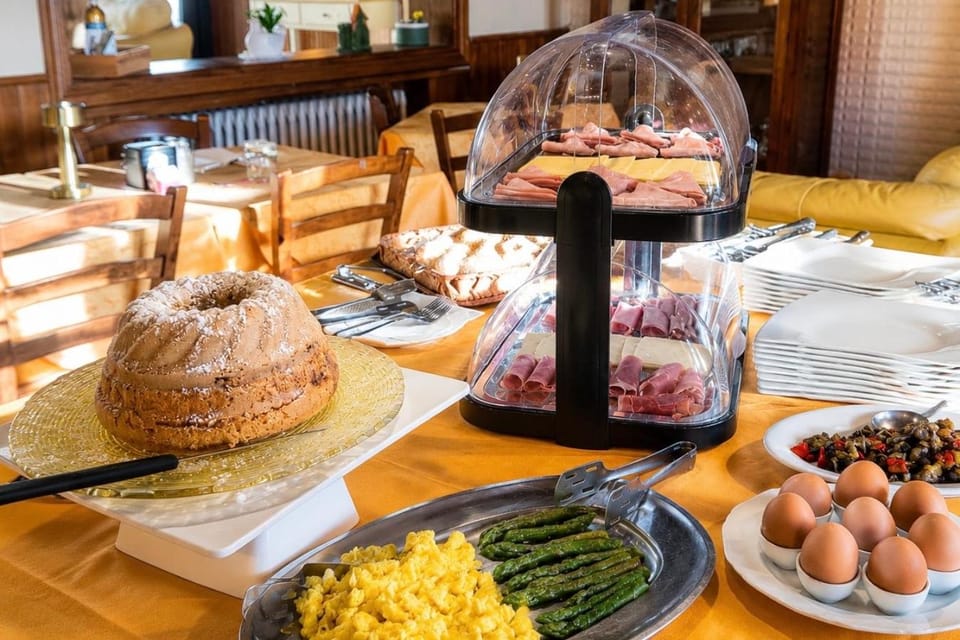 Restaurant/places to eat, Continental breakfast, Buffet breakfast