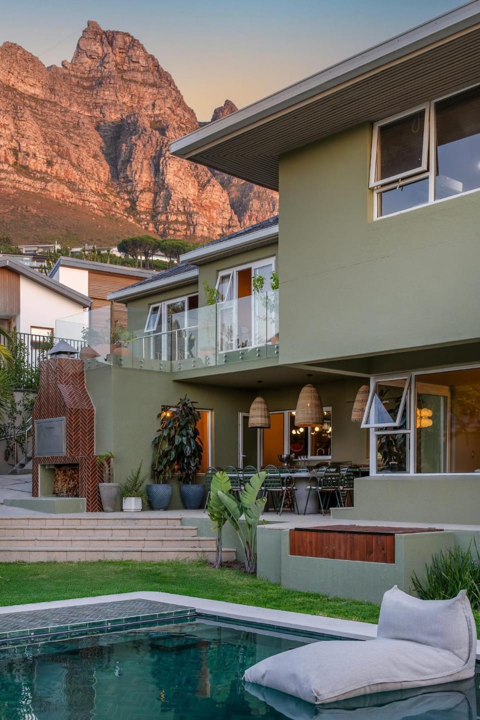 Property building, BBQ facilities, Balcony/Terrace, Dining area, Mountain view, Swimming pool