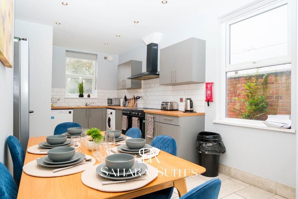 Modern 6BR-Ensuite Home- Contractors Stay - Parking House in Derby