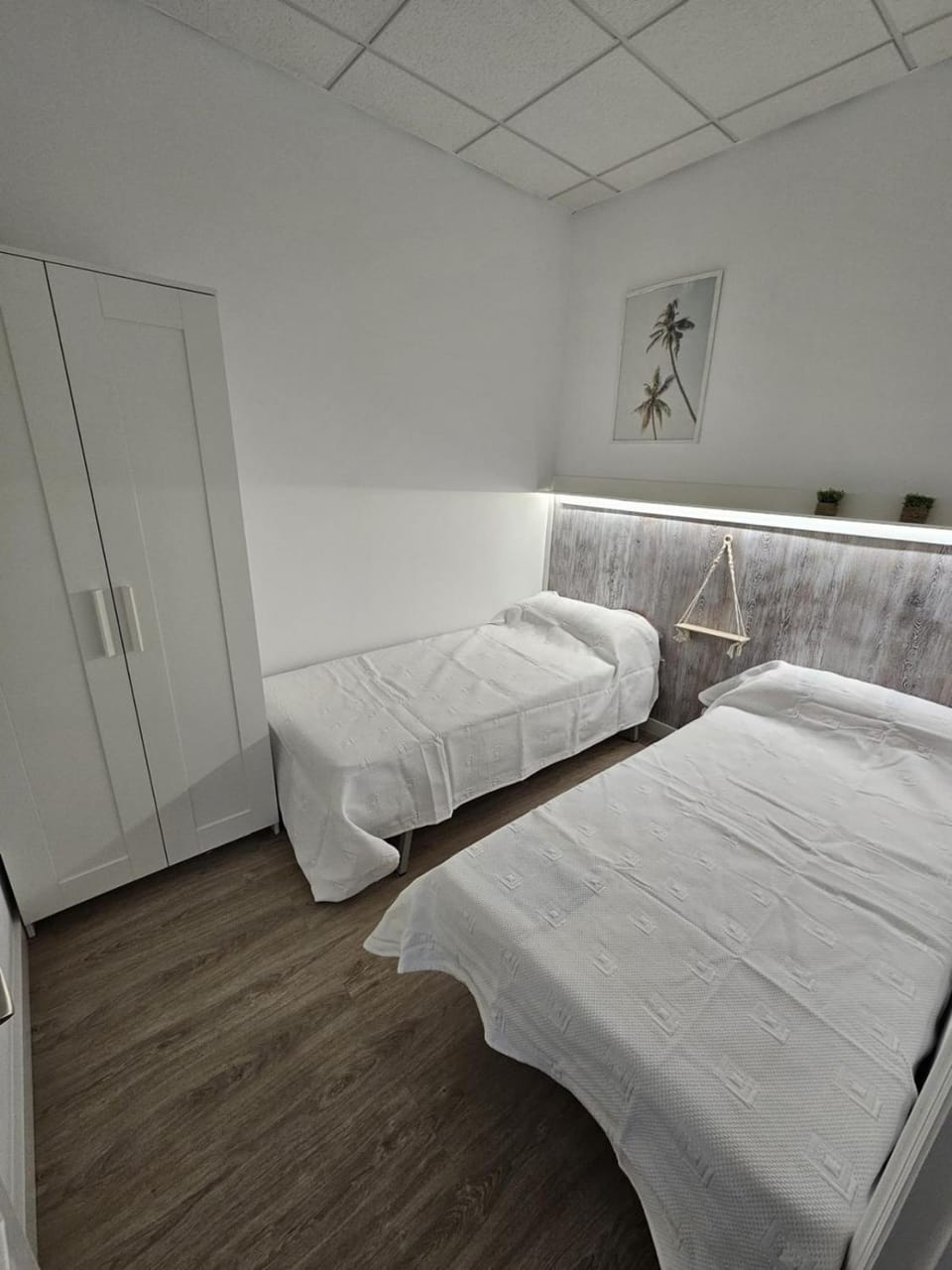 Photo of the whole room, Bedroom