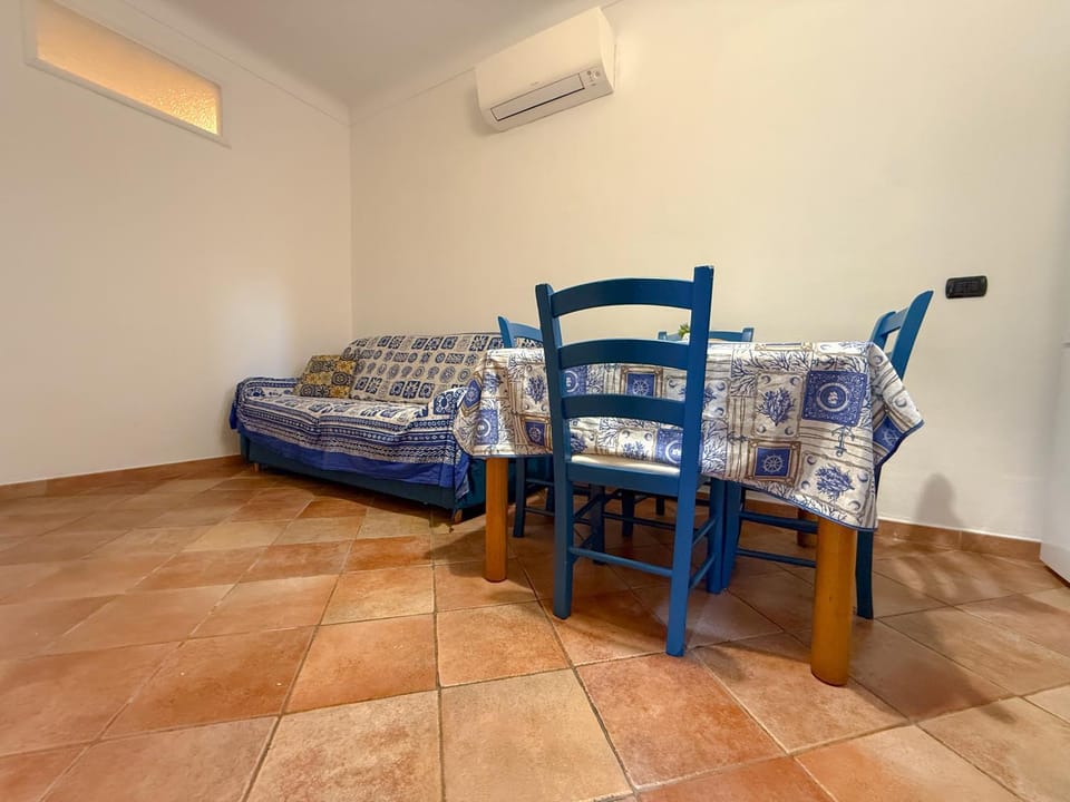 Living room, Seating area, Dining area, air conditioner