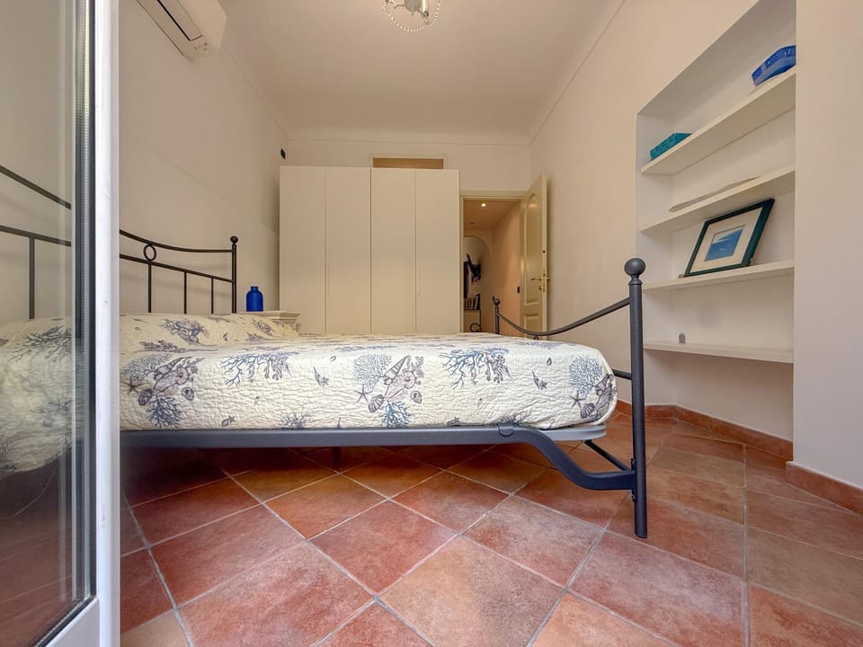 Bed, Photo of the whole room, Bedroom, air conditioner