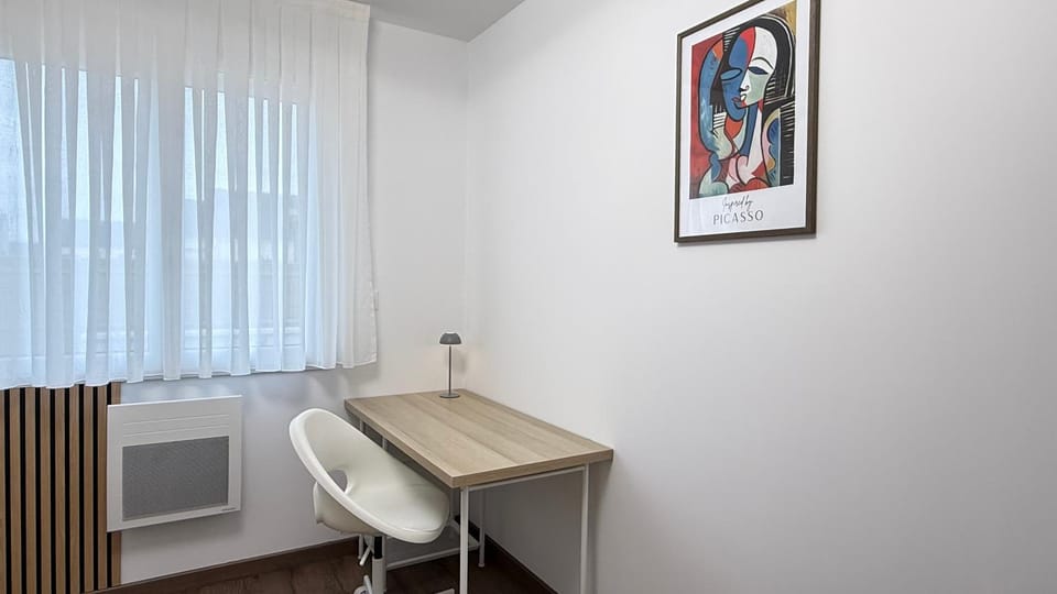 Photo of the whole room, Seating area, Bedroom