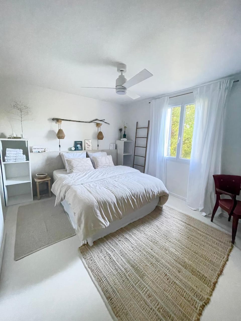 Bed, Photo of the whole room, towels