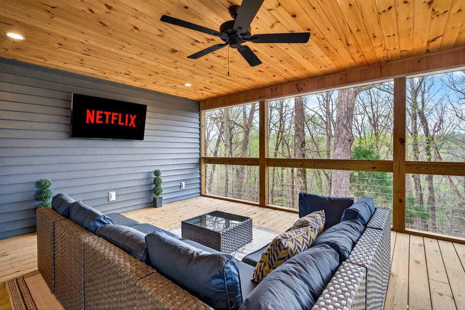 Family-friendly Clarkson retreat w spacious yard House in Nolin Lake