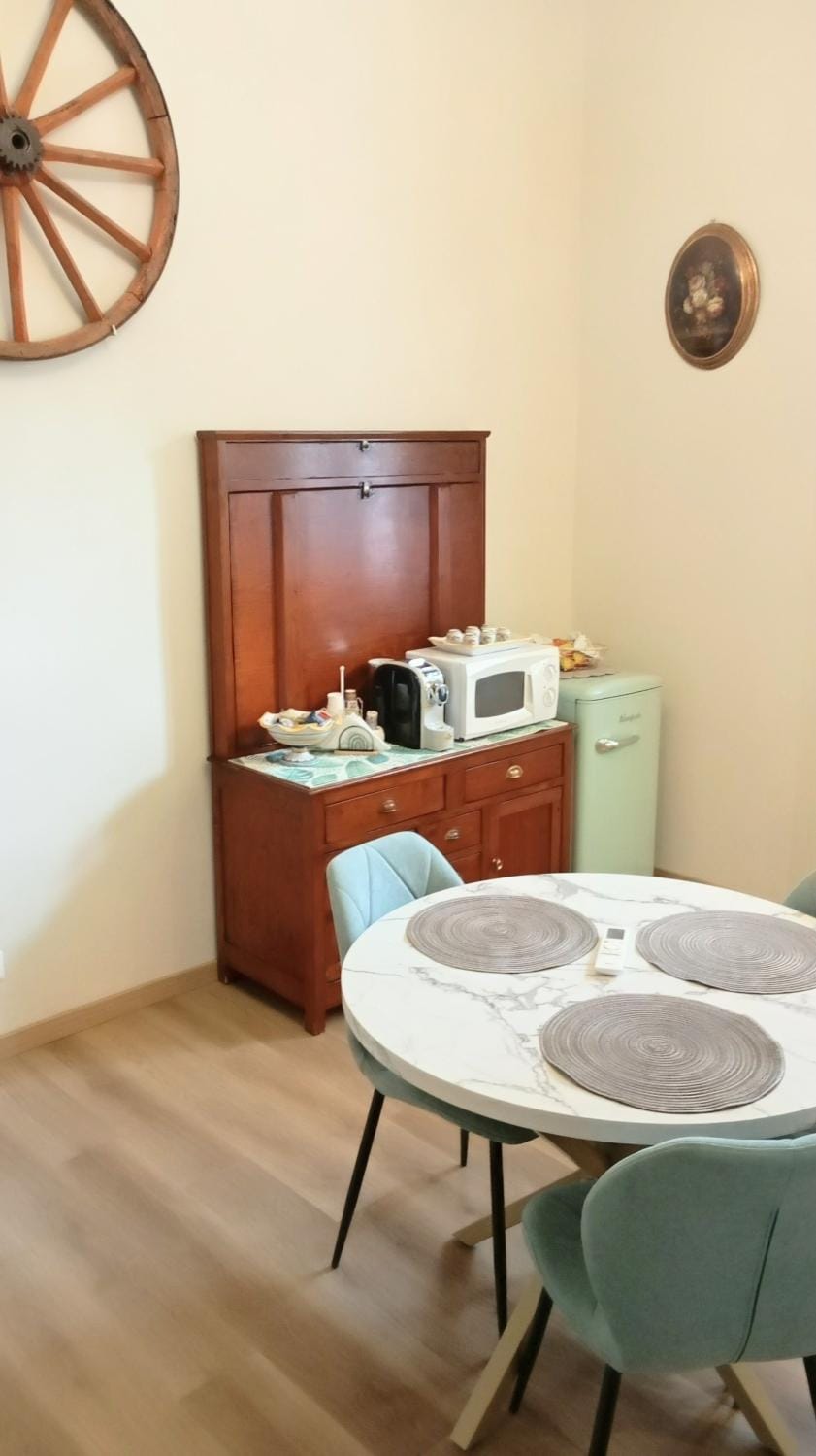 Dining area, minibar