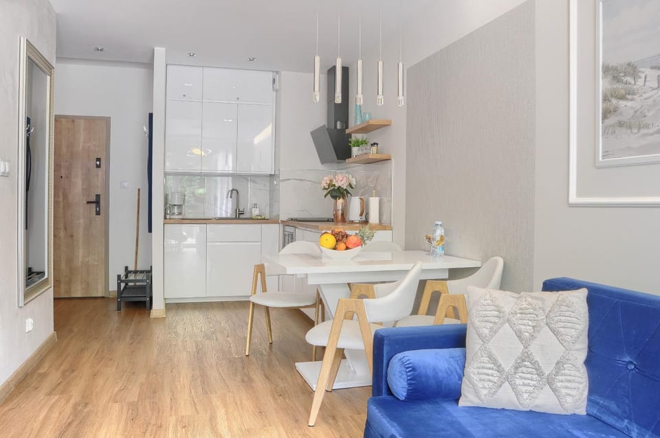Kitchen or kitchenette, Living room, Seating area, Dining area