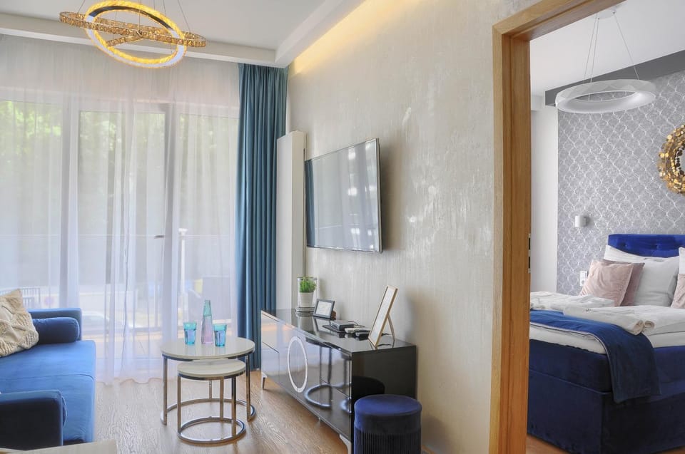 Bed, TV and multimedia, Living room, Photo of the whole room, Seating area, Bedroom, air conditioner