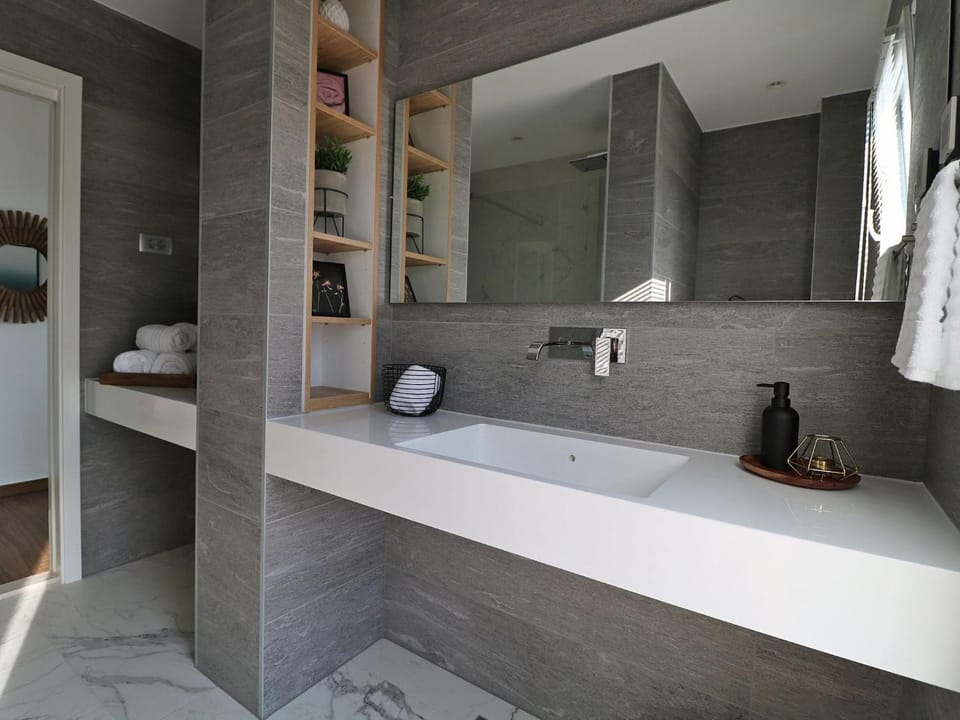Holiday Home Moderne Villa mit Infinity-Pool im Bergdorf Veliko Brdo by Interhome House in Makarska