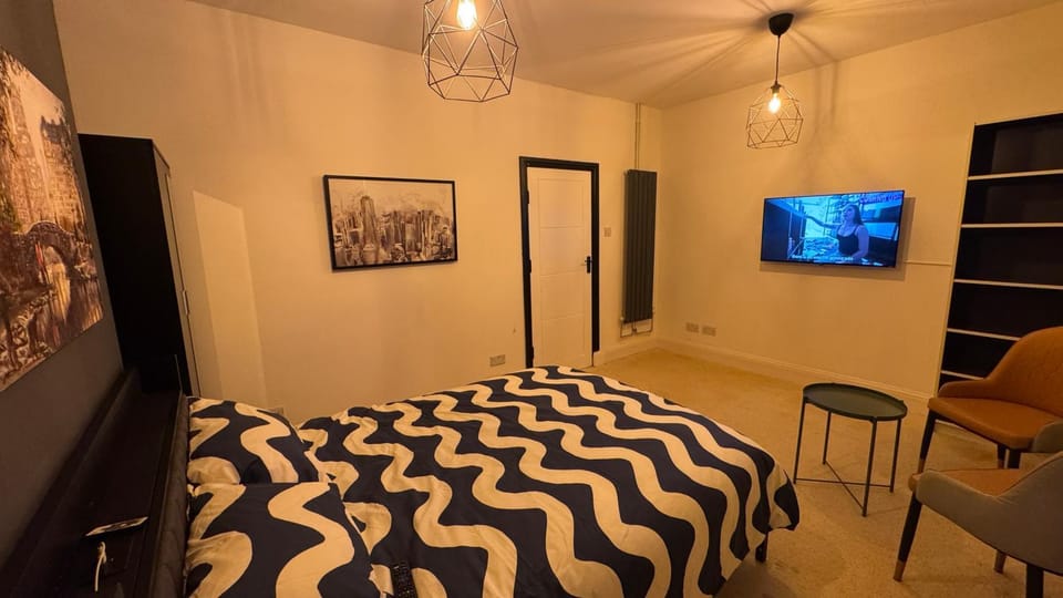 Bed, TV and multimedia, Bedroom