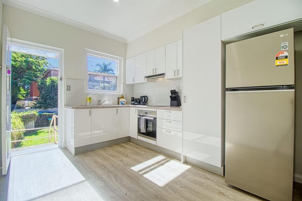 Coastal & Connected Summer Resort Parking Apartment in Sydney