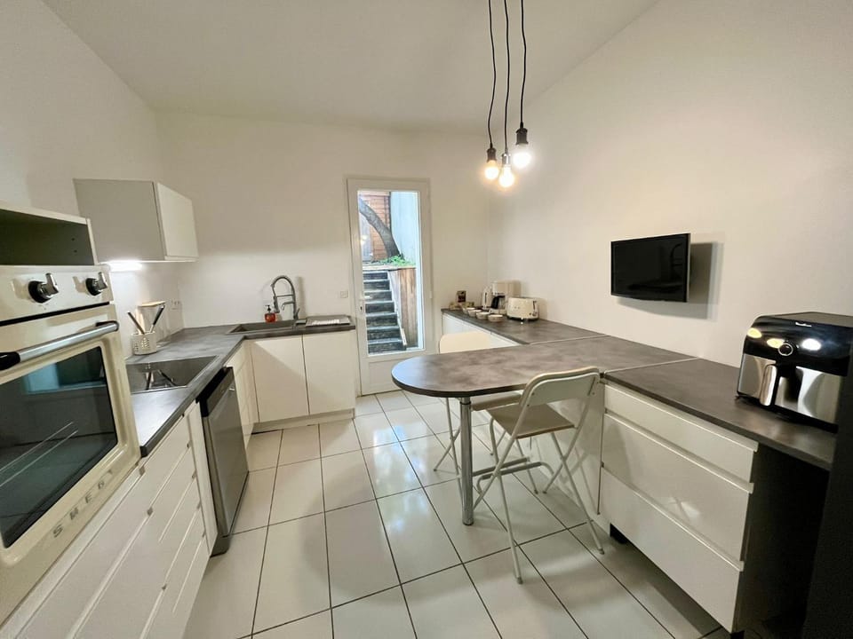 Coffee/tea facilities, Kitchen or kitchenette, dishwasher, oven, stove, toaster