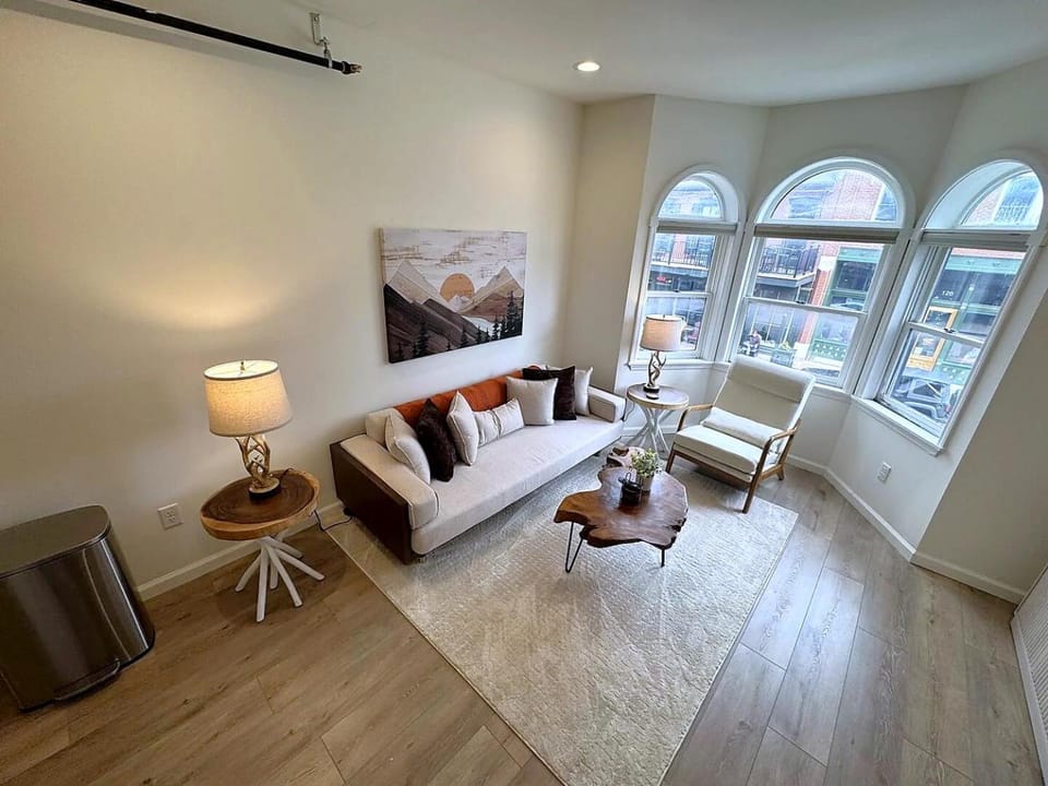 View (from property/room), Living room, Photo of the whole room, Seating area, Street view
