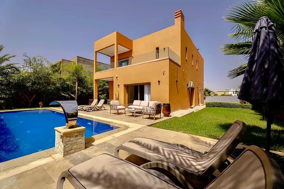Property building, Patio, Day, Garden, Swimming pool, sunbed