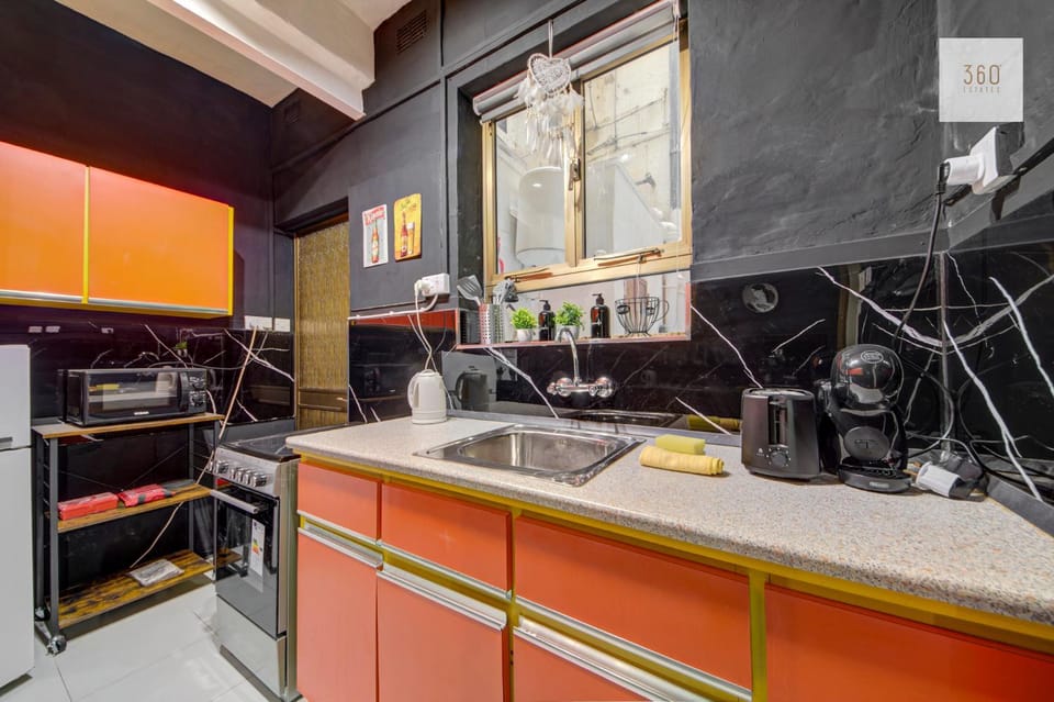 Kitchen or kitchenette, dishwasher, minibar, stove