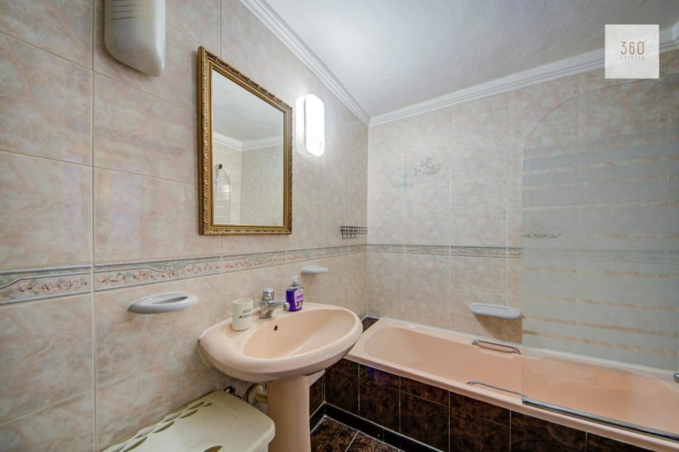 Shower, Toilet, Bathroom, Bath, towels