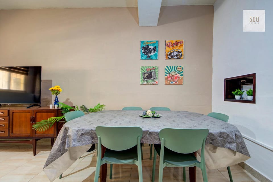 Living room, Decorative detail, Seating area, Dining area