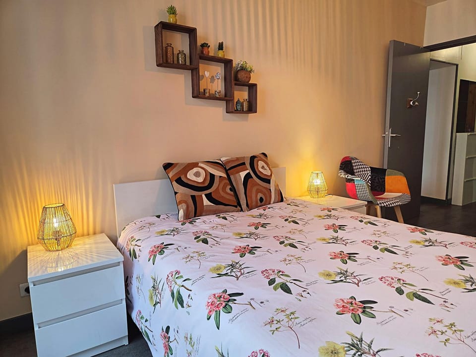 Bed, Photo of the whole room, Bedroom