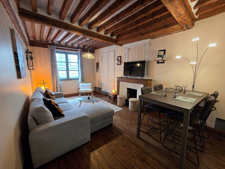 Living room, Seating area, Meals