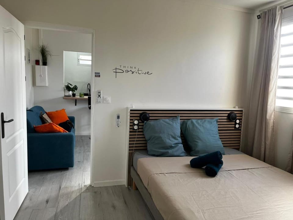 Schoelcher beau T2 Vue sur mer Etage WIFI Apartment in Fort-de-France