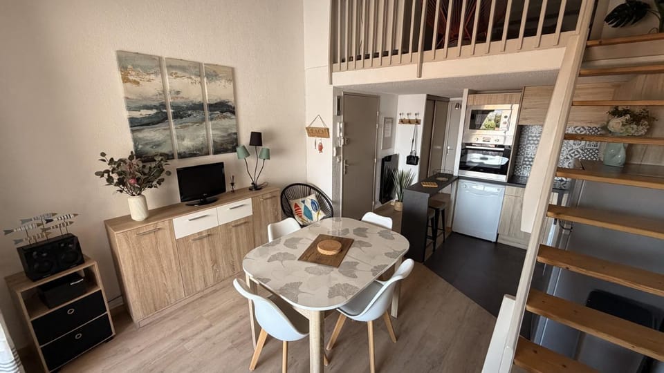 TV and multimedia, Living room, Seating area, Dining area, pet friendly