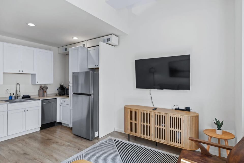 TV and multimedia, Kitchen or kitchenette, Living room, Photo of the whole room, Seating area