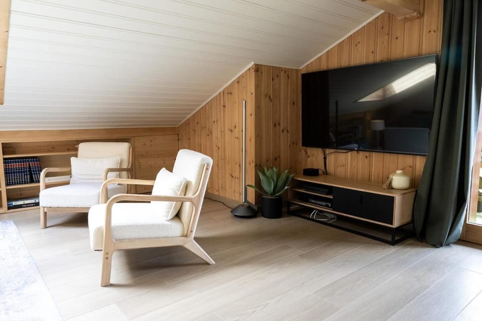 TV and multimedia, Living room, Seating area, Evening entertainment