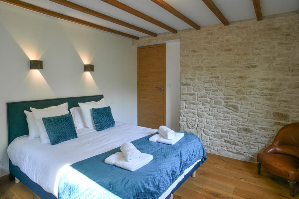 Property building, Living room, Bedroom