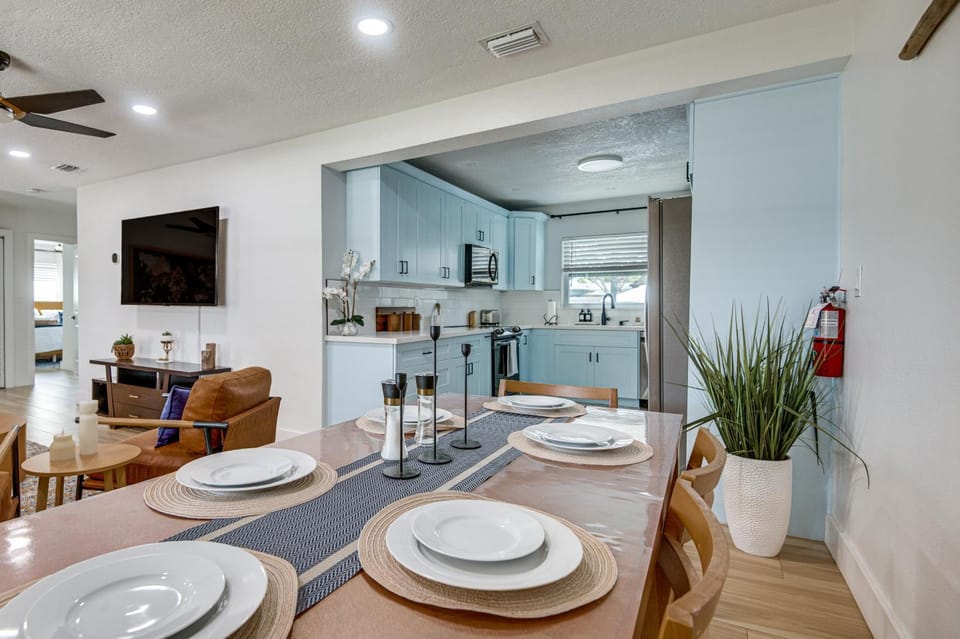 Pool & Spa, 2 Blocks to Beach! Cocoa Beach Retreat House in Cocoa Beach
