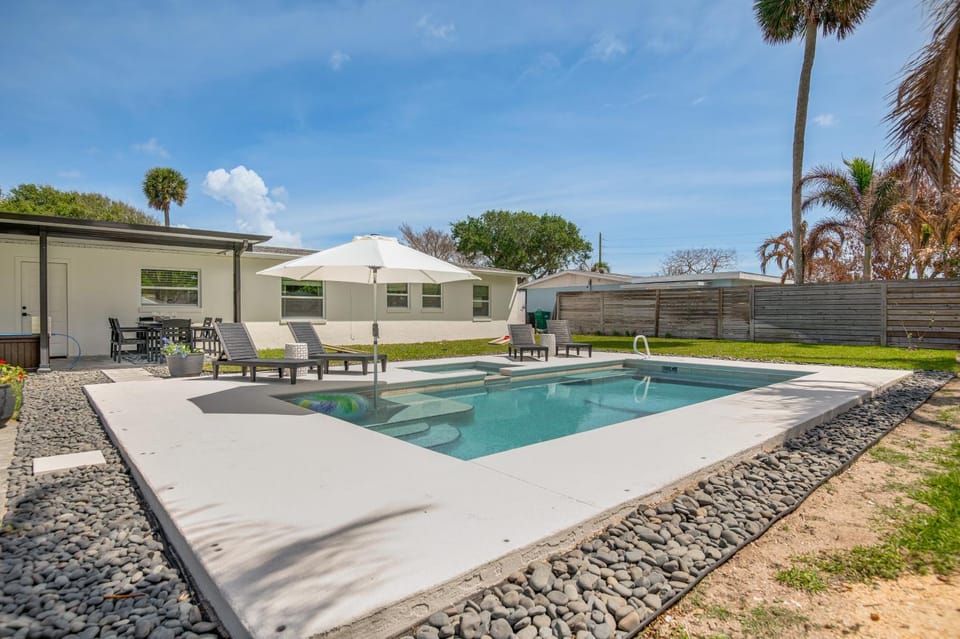 Pool & Spa, 2 Blocks to Beach! Cocoa Beach Retreat House in Cocoa Beach