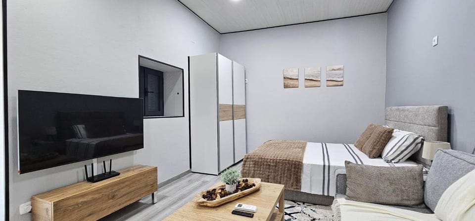 Bed, TV and multimedia, Living room, Bedroom