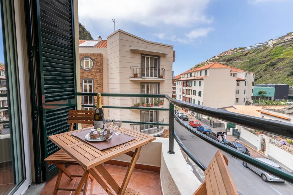 Property building, Natural landscape, Balcony/Terrace, City view, Mountain view, Street view