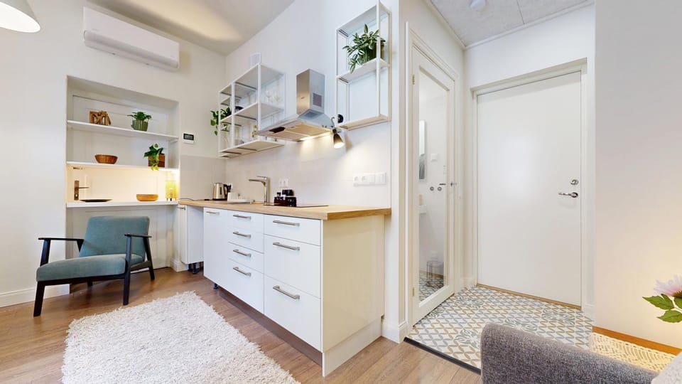 Kitchen or kitchenette, Dining area, stove