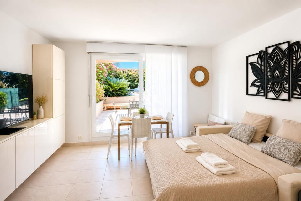 Cap et Soleil Peaceful Garden, 2 Terraces, Pool, Garage, 5 Min Walk to Beach House in Antibes
