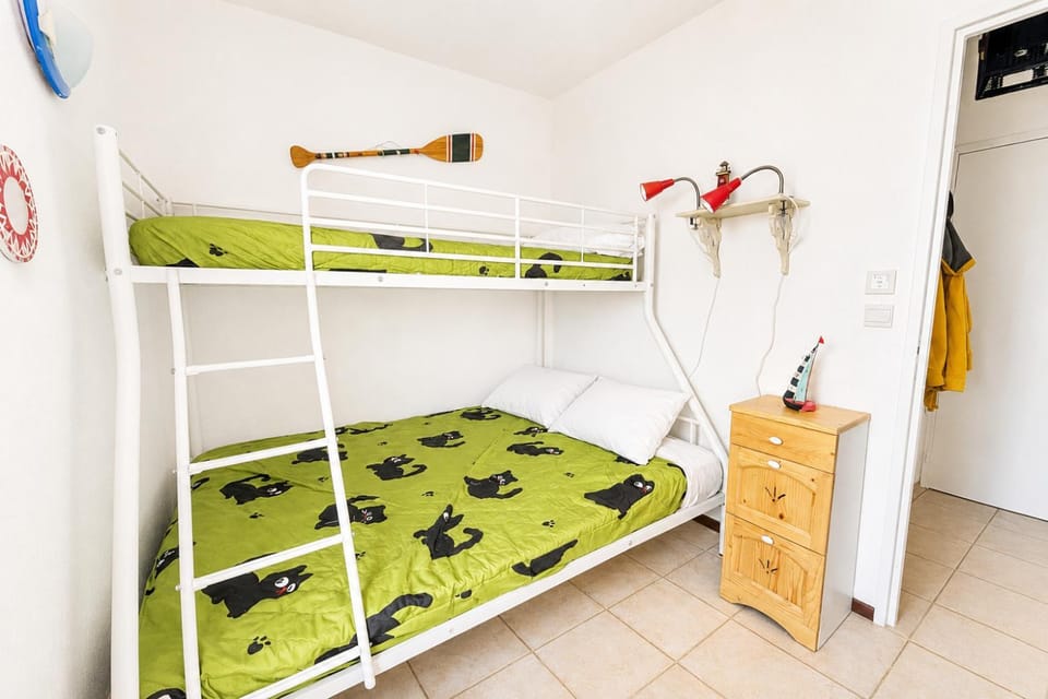 Bedroom, bunk bed