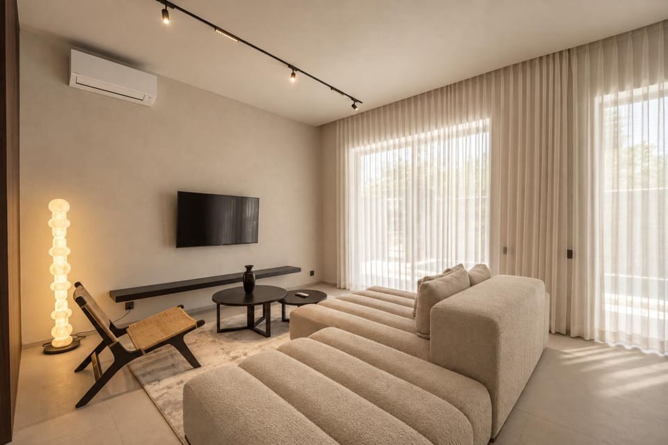 Communal lounge/ TV room, TV and multimedia, Living room, Seating area, air conditioner