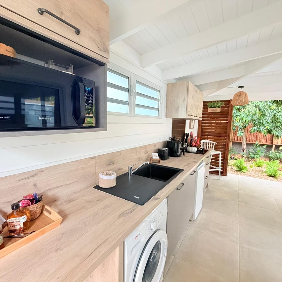 Coffee/tea facilities, Kitchen or kitchenette, dishwasher, oven, stove, toaster, washing machine