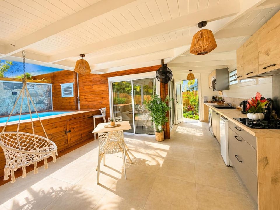 Kitchen or kitchenette, Dining area, Pool view, Swimming pool, oven, stove