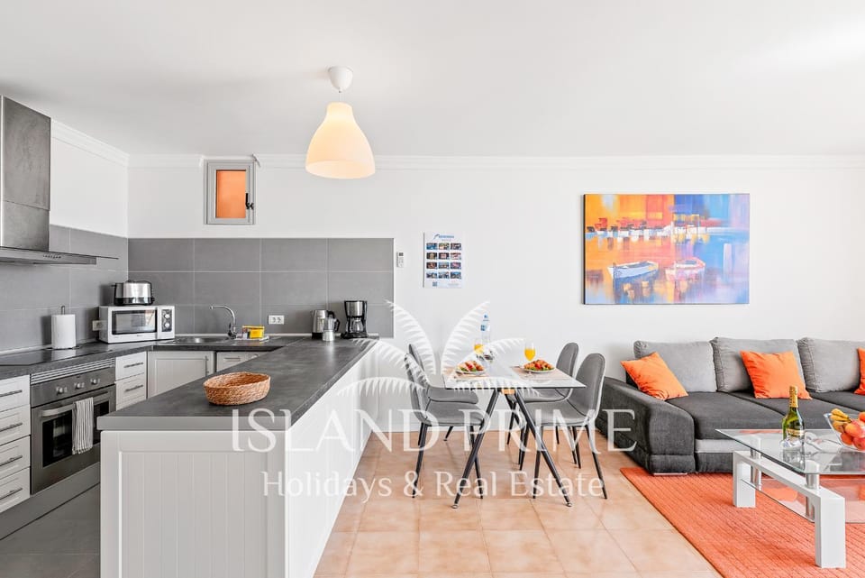 Kitchen or kitchenette, Seating area, oven