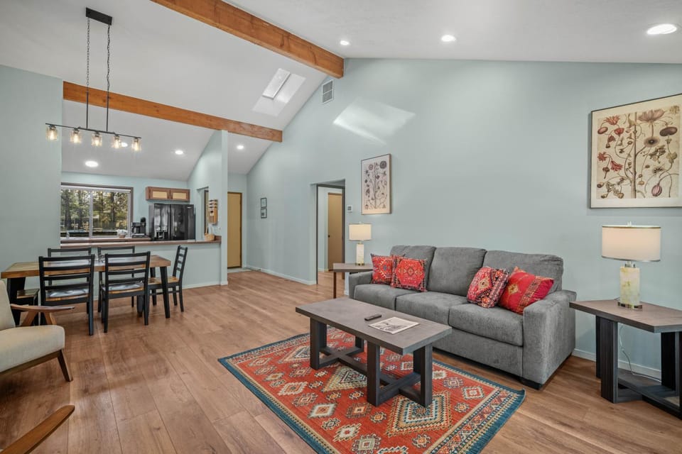 Day, Kitchen or kitchenette, Living room, Seating area, Dining area, furniture