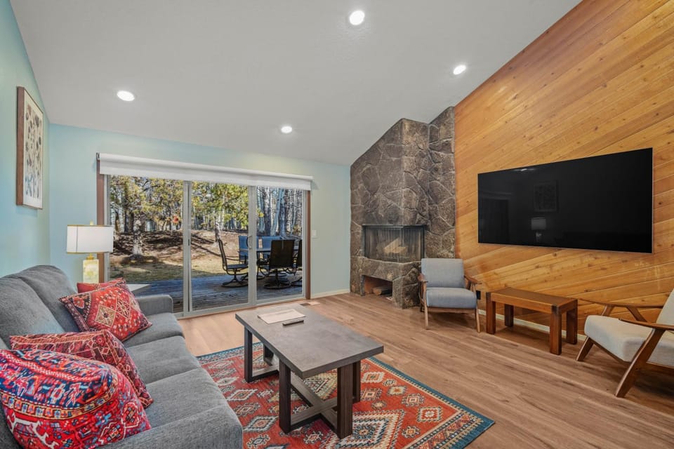 Day, TV and multimedia, View (from property/room), Balcony/Terrace, Living room, fireplace, furniture